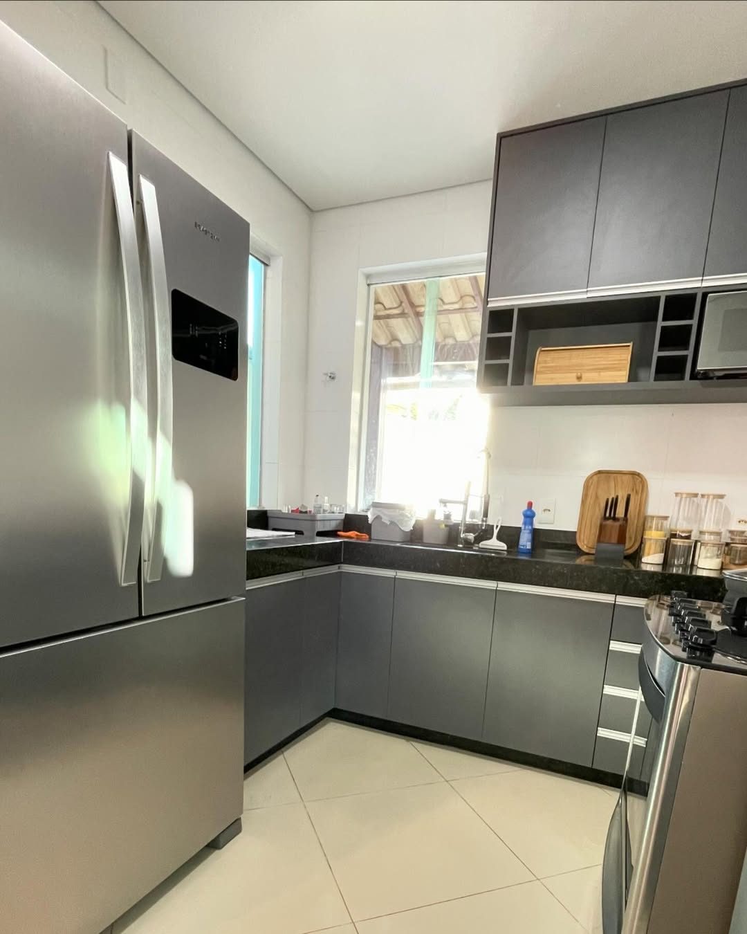 Cozinha em L cinza